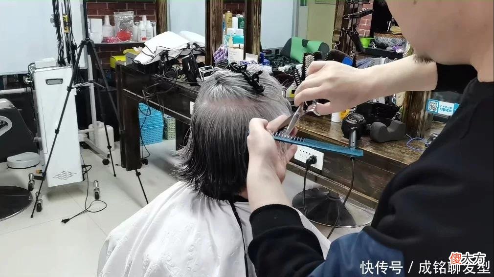 【时尚一点】过了70岁白发太多就别染了，剪好发型烫个卷发，清爽干练又显年轻