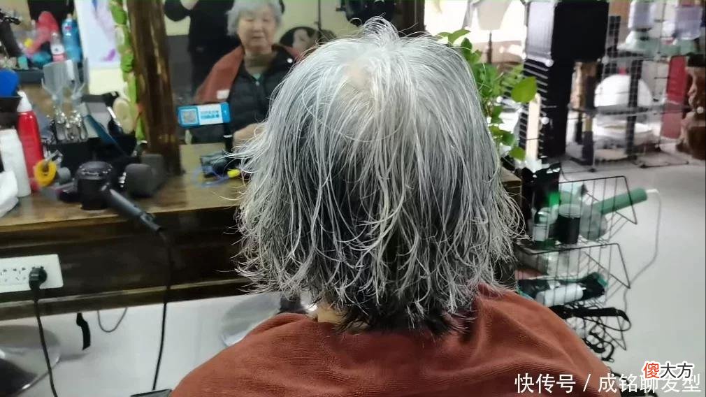 【时尚一点】过了70岁白发太多就别染了，剪好发型烫个卷发，清爽干练又显年轻