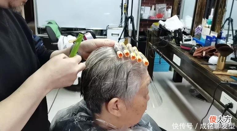 【时尚一点】过了70岁白发太多就别染了，剪好发型烫个卷发，清爽干练又显年轻