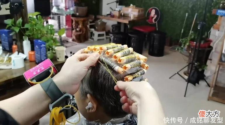 【时尚一点】过了70岁白发太多就别染了，剪好发型烫个卷发，清爽干练又显年轻