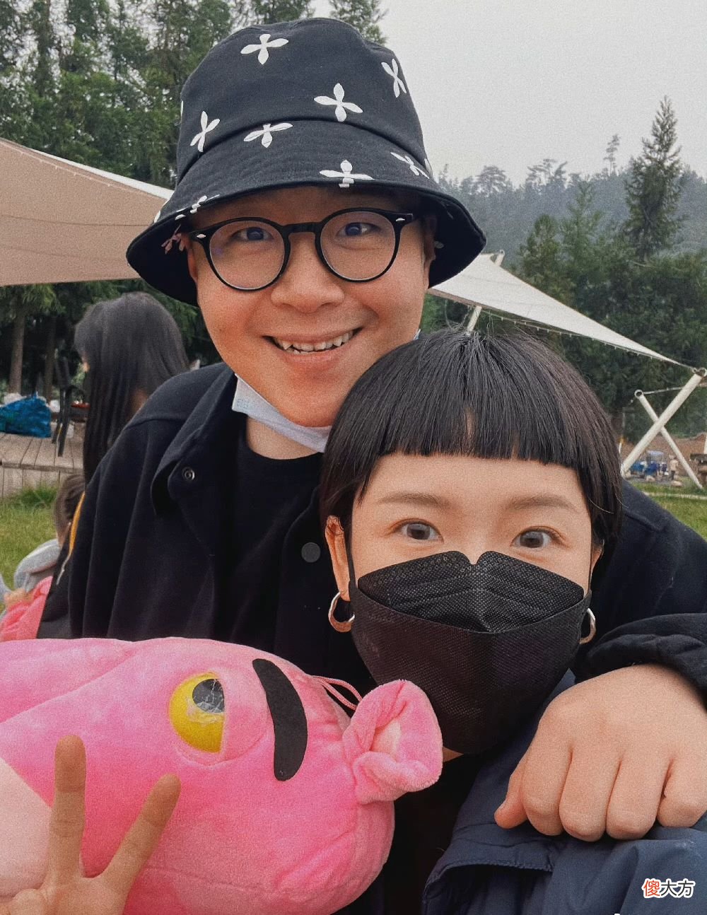 【时尚一点】郝邵文一家三口出游，宠溺7岁继女，老婆背2万包“幼态脸”太年轻