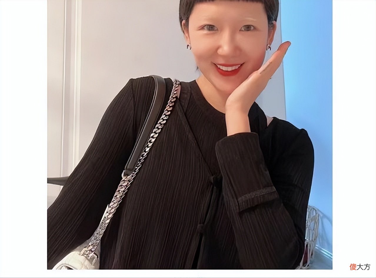 【时尚一点】郝邵文一家三口出游，宠溺7岁继女，老婆背2万包“幼态脸”太年轻