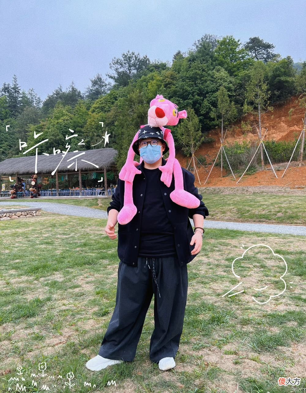 【时尚一点】郝邵文一家三口出游，宠溺7岁继女，老婆背2万包“幼态脸”太年轻