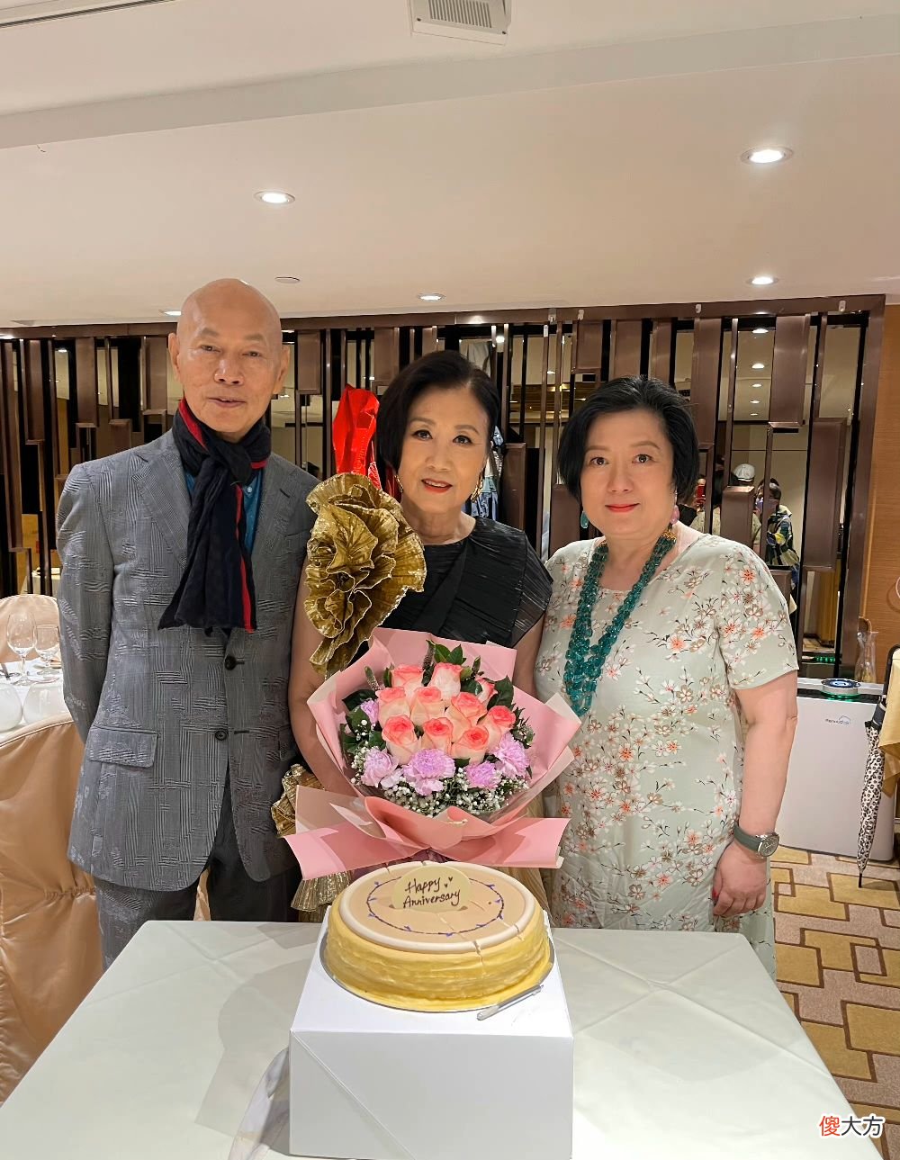 【时尚一点】汪明荃一家三口庆哩士婚，邀众老戏骨打扮隆重，干女儿素颜不讲究
