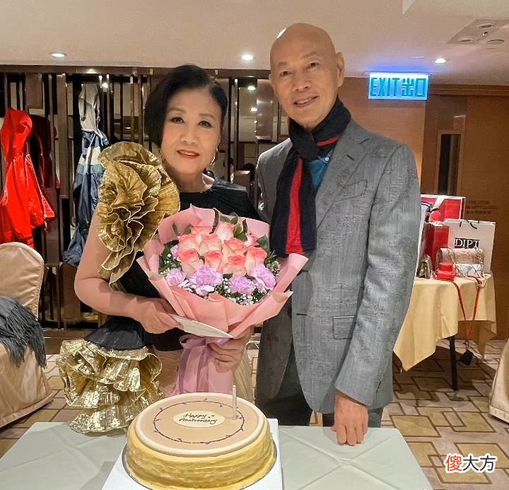 【时尚一点】汪明荃一家三口庆哩士婚，邀众老戏骨打扮隆重，干女儿素颜不讲究