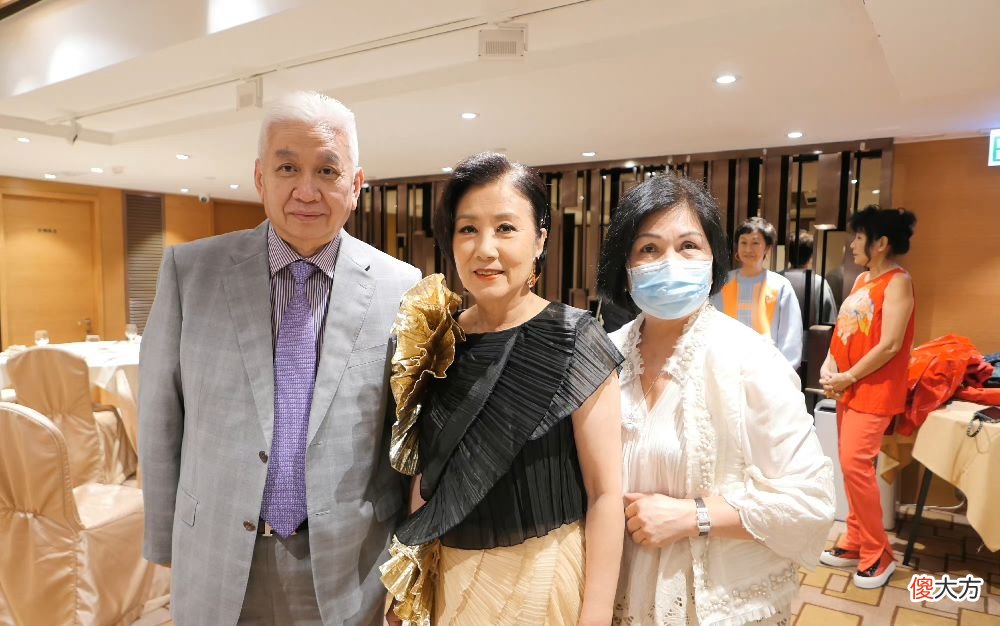 【时尚一点】汪明荃一家三口庆哩士婚，邀众老戏骨打扮隆重，干女儿素颜不讲究