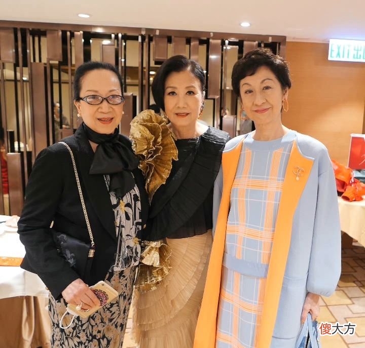 【时尚一点】汪明荃一家三口庆哩士婚，邀众老戏骨打扮隆重，干女儿素颜不讲究