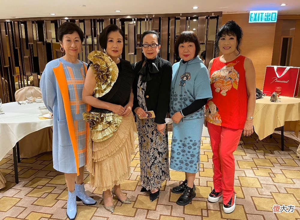 【时尚一点】汪明荃一家三口庆哩士婚，邀众老戏骨打扮隆重，干女儿素颜不讲究