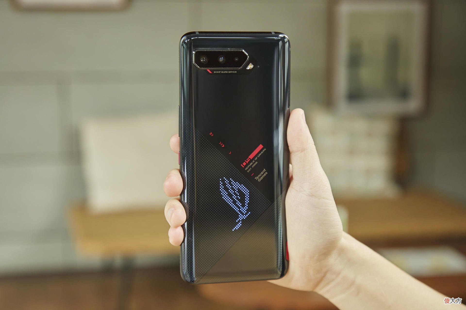 ROG游戏手机5延续长续航神话
