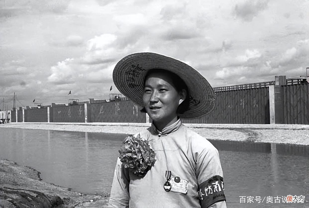 【历史故事】1952年，一连长看见电视里与主席握手的劳模，指荧幕大哭：我妻子