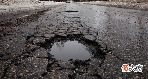 美国人修公路时，预埋的一层轮胎有什么用？我国为何不效仿？