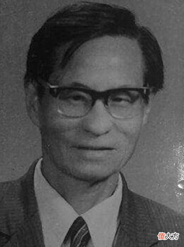 【历史故事】军区政委接见“老红军”, 问了几个问题后, 急呼: 此人身份为假冒