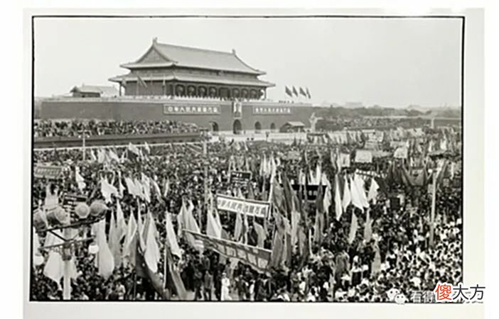 【爱历史】1957年的北京五一劳动节 五十万人参加了天安门前的游行