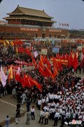 【爱历史】1957年的北京五一劳动节 五十万人参加了天安门前的游行