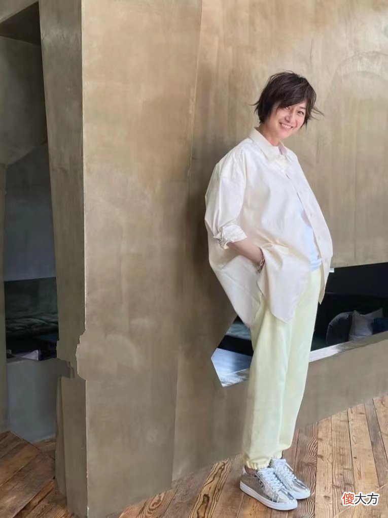 【时尚一点】50岁女人怎么打扮自己更高级？一衣服要穿纯色，二发型要短而不乱