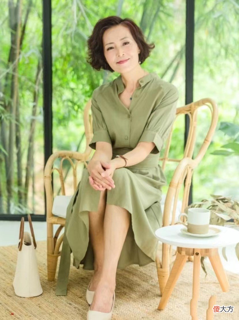 【时尚一点】50岁女人怎么打扮自己更高级？一衣服要穿纯色，二发型要短而不乱