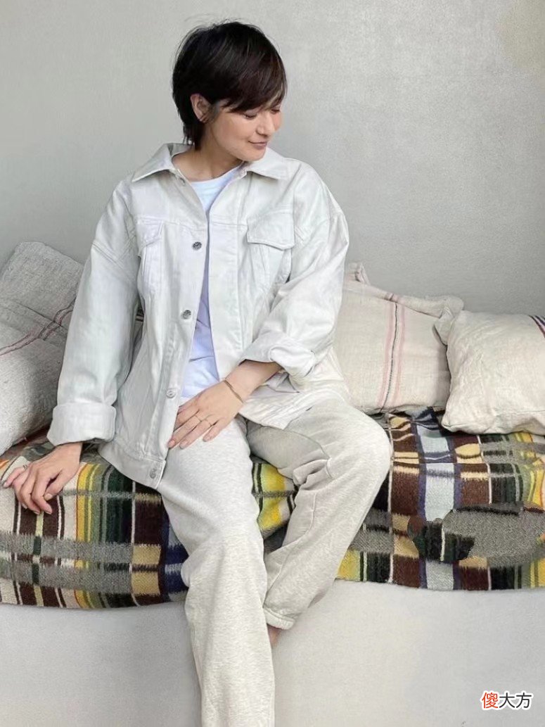 【时尚一点】50岁女人怎么打扮自己更高级？一衣服要穿纯色，二发型要短而不乱