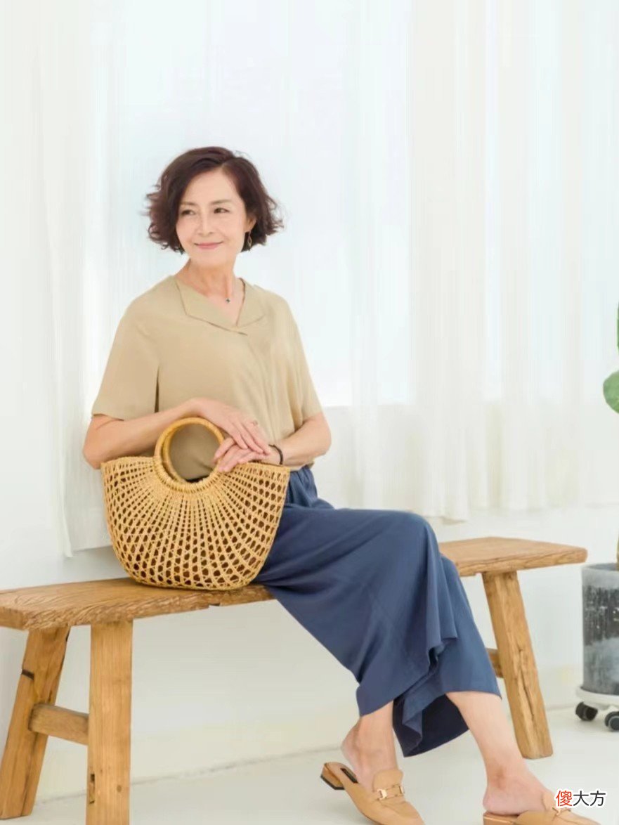 【时尚一点】50岁女人怎么打扮自己更高级？一衣服要穿纯色，二发型要短而不乱