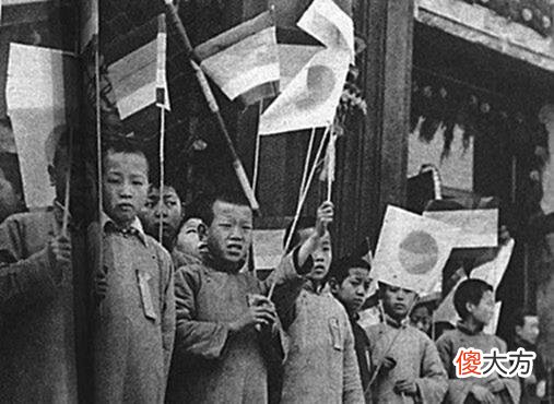 【历史故事】抗战罕见老照片：八路军扛木制土炮，最后一张是鲨鱼头战斗机！