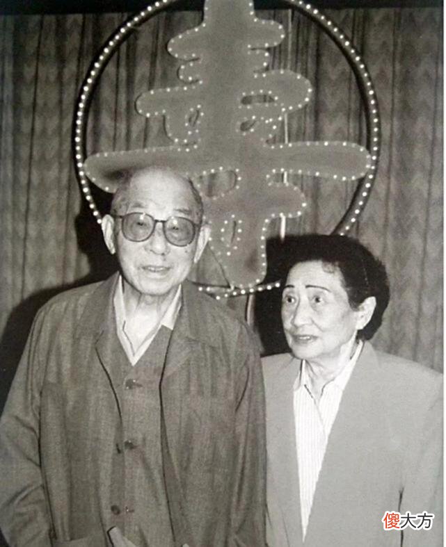 【历史故事】老照片:蒋经国头戴斗笠坐地上,图六14岁的张学良和18岁的妻子
