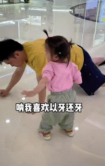 “摆烂式育儿”可以这么爽的吗？90后父母：但凡理你一下，算我输！