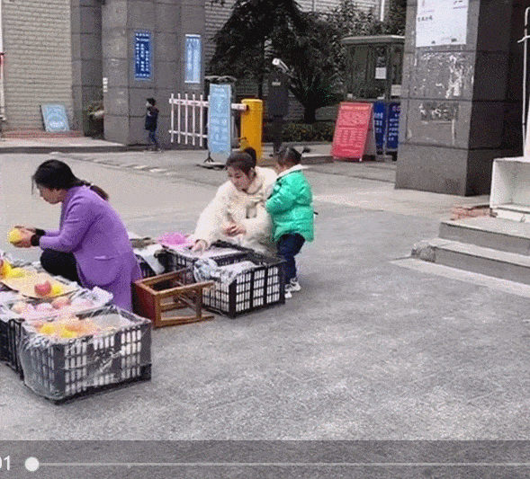 “摆烂式育儿”可以这么爽的吗？90后父母：但凡理你一下，算我输！