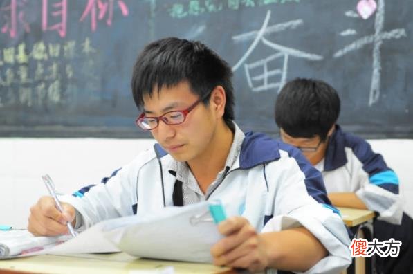 中学生藏手机花样百出 学生如何藏手机