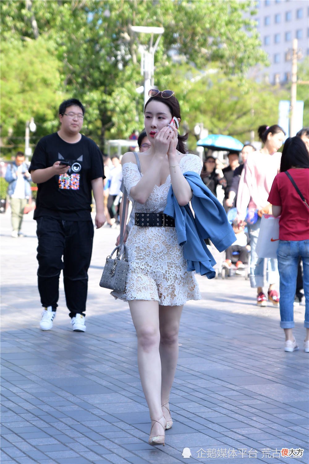 【就爱时尚】杏黄色的尖头细跟鞋,水钻点缀的透视鞋尖,有了不一样的感觉