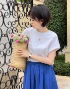 【就爱时尚】中年女人想把T恤穿高级？选对“下装”是关键，基础款也能很时髦