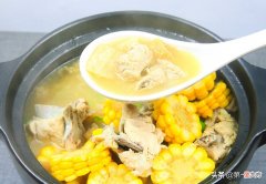 玉米炖排骨，厨师长巧用淀粉和食盐处理排骨，汤清肉嫩，鲜香浓郁