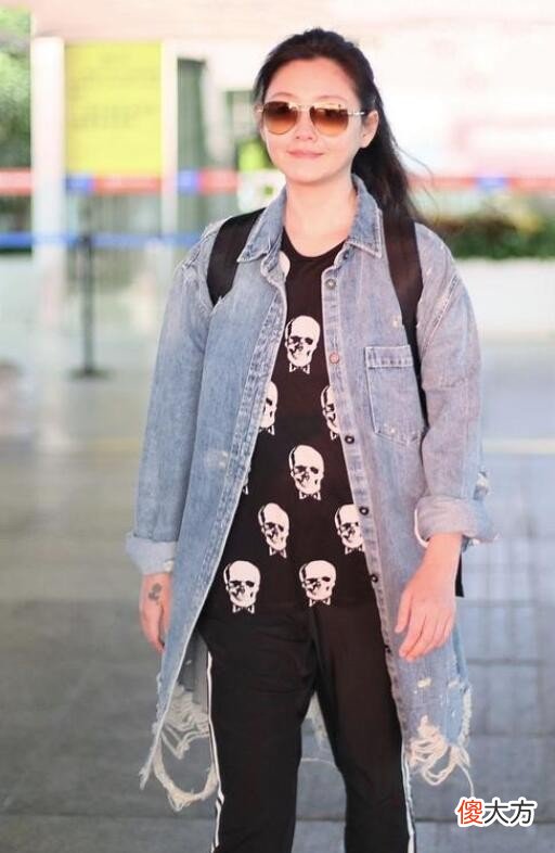 【就爱时尚】大S二婚后越来越美！穿牛仔配骷髅T超减龄，40岁＋女人好好学学
