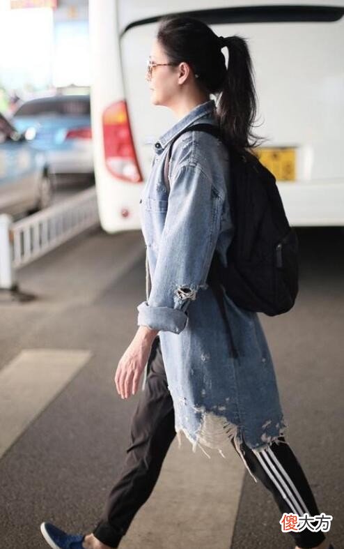【就爱时尚】大S二婚后越来越美！穿牛仔配骷髅T超减龄，40岁＋女人好好学学