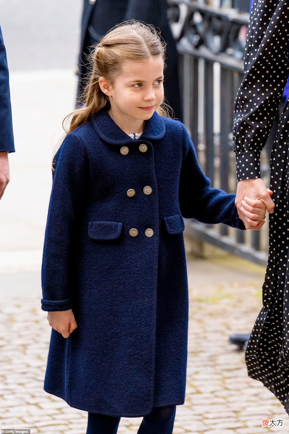 【时尚一点】夏洛特公主七岁了!公开超萌生日照,金色长发碧蓝眼睛被赞是小美人