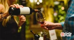 玛歌金钟以独一无二的酒标纪念 玛歌酒标图片