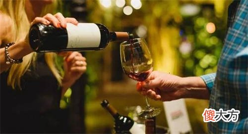 玛歌金钟以独一无二的酒标纪念 玛歌酒标图片