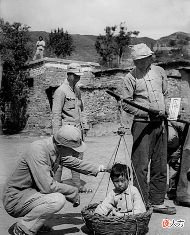 【爱历史】1980年一日本女士对聂荣臻跪下，深情叫道：父亲，聂荣臻瞬间泪目
