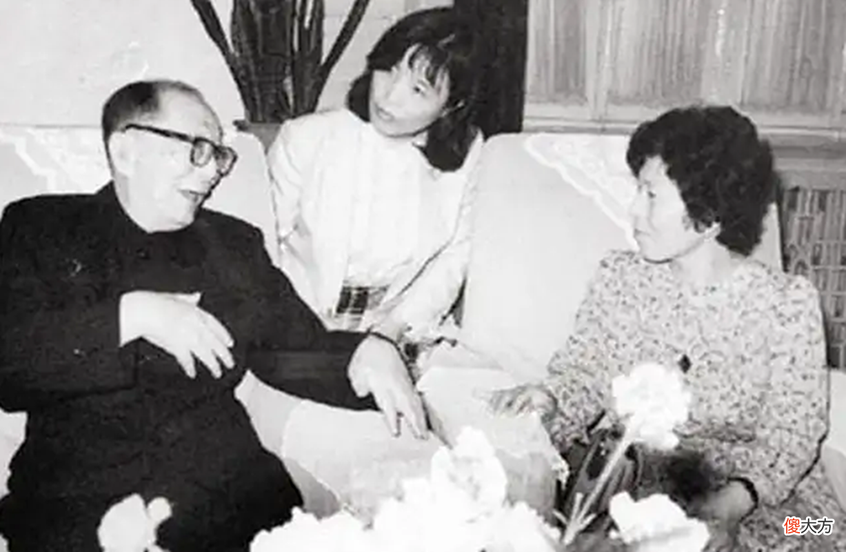 【爱历史】1980年一日本女士对聂荣臻跪下，深情叫道：父亲，聂荣臻瞬间泪目