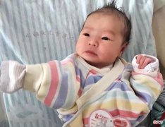 新生儿喂养干货：宝宝吃奶易睡着咋办？冲奶粉的注意事项有哪些？