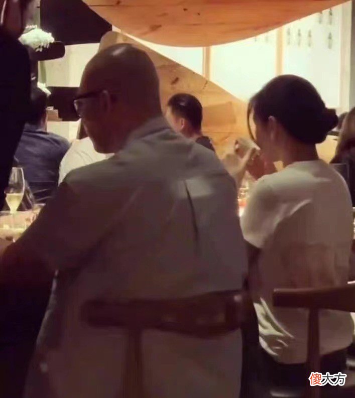 【就爱时尚】大s罕见小气！夫妻俩给好友送开业花篮，大s颜值狂飙美回当年