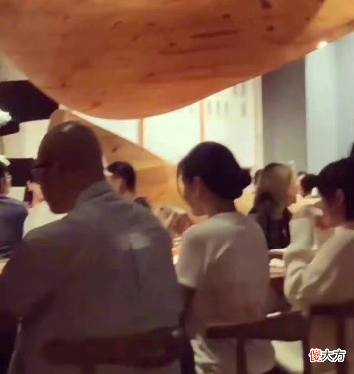 【就爱时尚】大s罕见小气！夫妻俩给好友送开业花篮，大s颜值狂飙美回当年