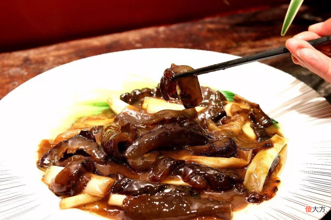 鲁菜名菜葱爆鱿鱼和海参 鲁菜大葱烧海参