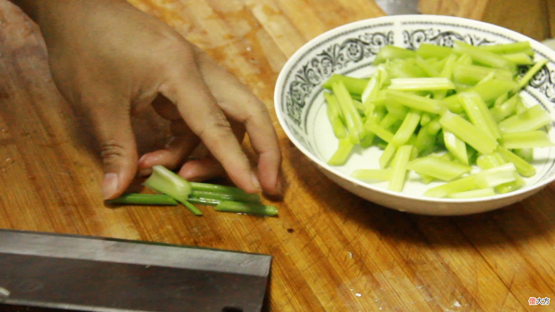 为啥很多饭店把芹菜炒杏鲍菇当做招牌菜?试着炒一次,真能吃上瘾