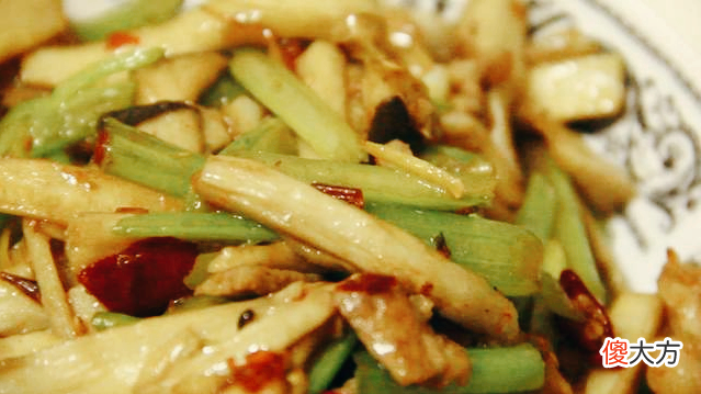 为啥很多饭店把芹菜炒杏鲍菇当做招牌菜?试着炒一次,真能吃上瘾