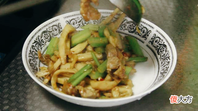 为啥很多饭店把芹菜炒杏鲍菇当做招牌菜?试着炒一次,真能吃上瘾