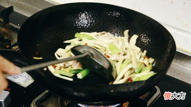 为啥很多饭店把芹菜炒杏鲍菇当做招牌菜?试着炒一次,真能吃上瘾