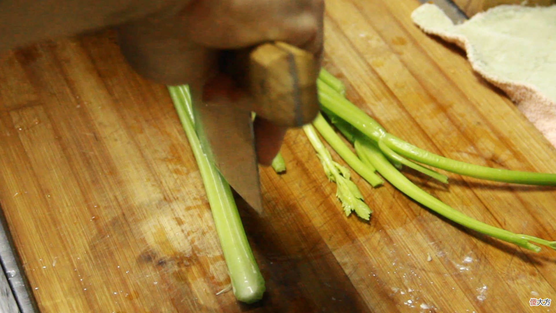 为啥很多饭店把芹菜炒杏鲍菇当做招牌菜?试着炒一次,真能吃上瘾