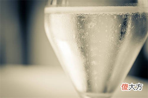 葡萄酒瓶塞颜色深是真的吗 如何通过酒塞判断红酒真假