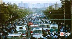 【历史故事】外国人拍摄的1983年时期中国老照片：80年代的城市 人们是这样子的
