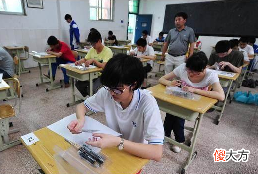 为什么高考时尽量别穿校服 高考为什么要穿校服