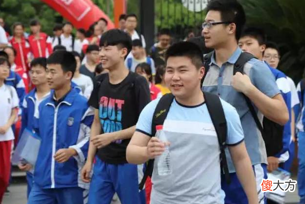 为什么高考时尽量别穿校服 高考为什么要穿校服